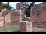 04008 ostia - regio i - insula v-vi - portico est e ovest di pio ix and loggias (i,v,2 - i,vi,1) - cardo maximus - re - laeden 8 und 9 - 09-2022.jpg